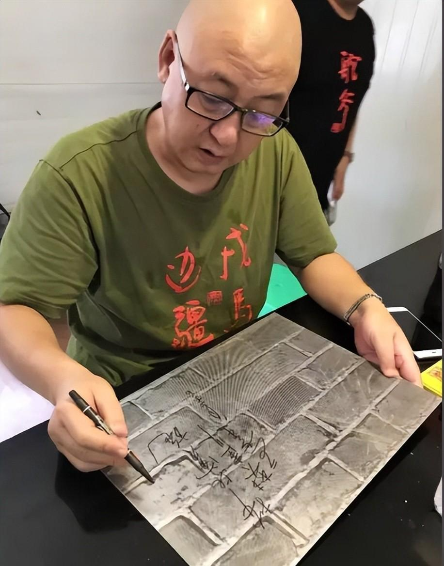 开云-放弃副市长跑去捡破烂,如今身无分文,却成了四川的骄傲